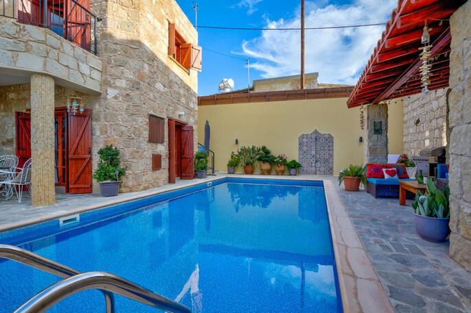 Large pool, outdoor shower & family BBQ area