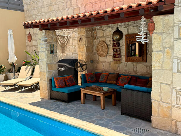 Outside BBQ & Family Sitting Area