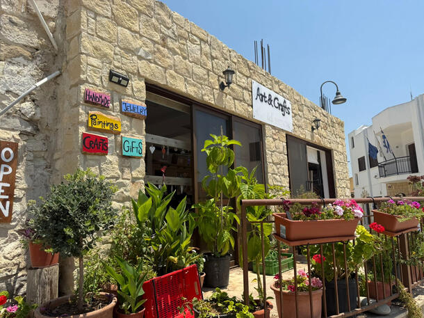 Art & crafts shop next to Themoula